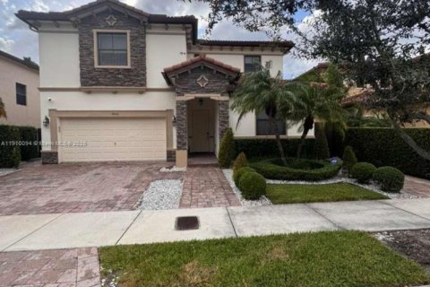 Villa ou maison à louer à Doral, Floride: 5 chambres, 354.89 m2 № 1966382 - photo 2