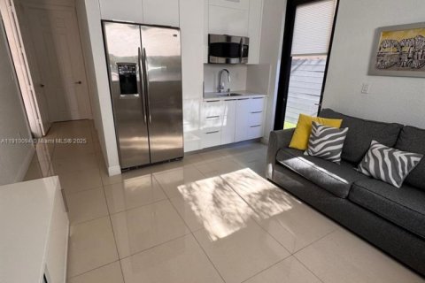 Villa ou maison à louer à Doral, Floride: 5 chambres, 354.89 m2 № 1966382 - photo 4