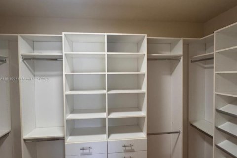 Villa ou maison à louer à Doral, Floride: 5 chambres, 354.89 m2 № 1966382 - photo 15