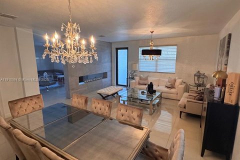 Villa ou maison à louer à Doral, Floride: 5 chambres, 354.89 m2 № 1966382 - photo 7