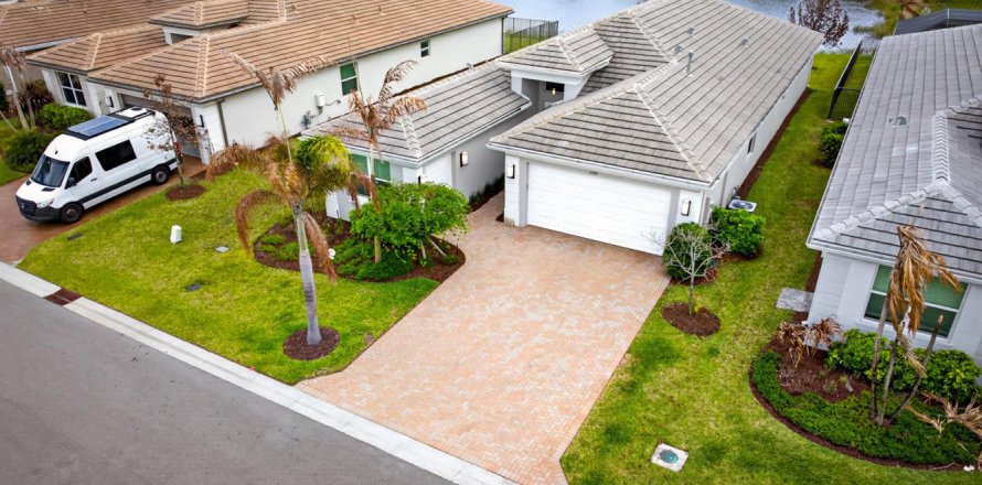 House in Port St. Lucie, Florida 3 bedrooms, 219.06 sq.m. № 2175393
