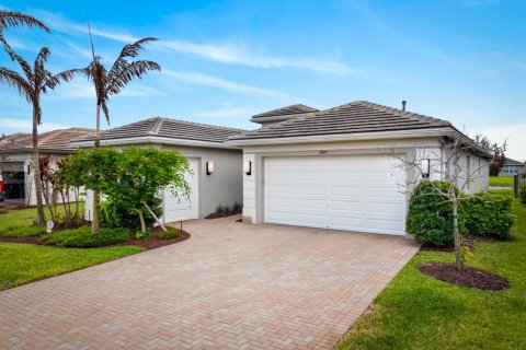 House in Port St. Lucie, Florida 3 bedrooms, 219.06 sq.m. № 2175393 - photo 3