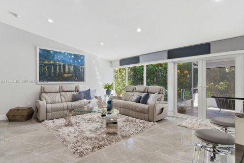 Купить виллу или дом в Корал-Гейблс, Флорида 3 спальни, № 2048764 - фото 5