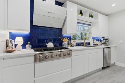 Купить виллу или дом в Корал-Гейблс, Флорида 3 спальни, № 2048764 - фото 12