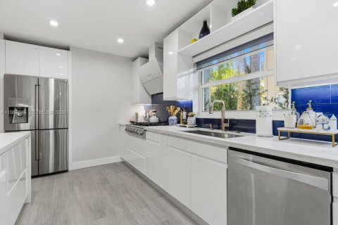 Купить виллу или дом в Корал-Гейблс, Флорида 3 спальни, № 2048764 - фото 13