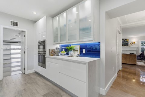 Купить виллу или дом в Корал-Гейблс, Флорида 3 спальни, № 2048764 - фото 15