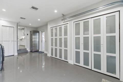 Купить виллу или дом в Корал-Гейблс, Флорида 3 спальни, № 2048764 - фото 17