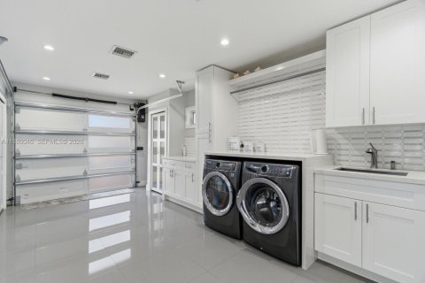 Купить виллу или дом в Корал-Гейблс, Флорида 3 спальни, № 2048764 - фото 16