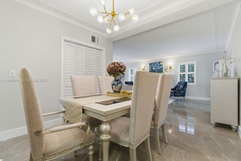 Купить виллу или дом в Корал-Гейблс, Флорида 3 спальни, № 2048764 - фото 11