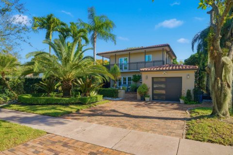 Купить виллу или дом в Корал-Гейблс, Флорида 3 спальни, № 2048764 - фото 2