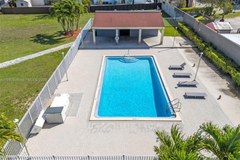 Townhouse in Cutler Bay, Florida 4 bedrooms, 179.67 sq.m. № 2043729 - photo 30