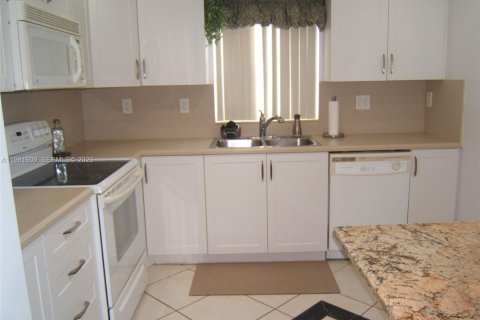 Townhouse in Cutler Bay, Florida 4 bedrooms, 179.67 sq.m. № 2043729 - photo 4