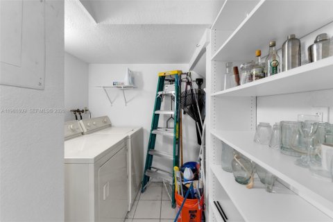 Townhouse in Cutler Bay, Florida 4 bedrooms, 179.67 sq.m. № 2043729 - photo 12