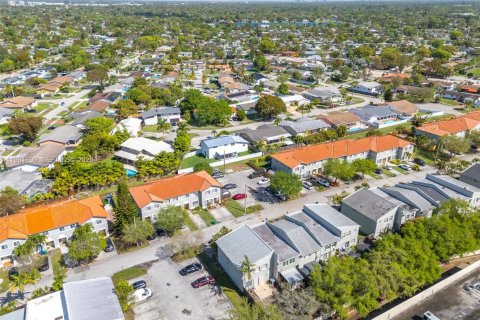 Townhouse in Cutler Bay, Florida 4 bedrooms, 179.67 sq.m. № 2043729 - photo 27