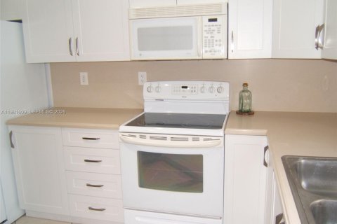 Townhouse in Cutler Bay, Florida 4 bedrooms, 179.67 sq.m. № 2043729 - photo 7