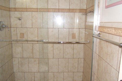 Townhouse in Cutler Bay, Florida 4 bedrooms, 179.67 sq.m. № 2043729 - photo 9