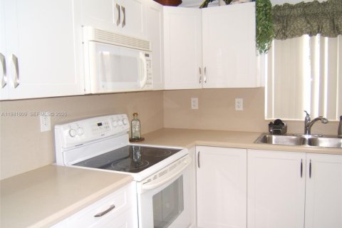 Townhouse in Cutler Bay, Florida 4 bedrooms, 179.67 sq.m. № 2043729 - photo 5