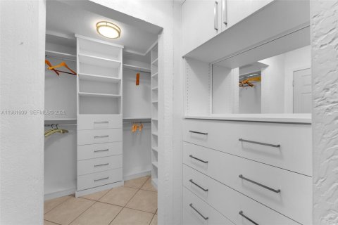 Townhouse in Cutler Bay, Florida 4 bedrooms, 179.67 sq.m. № 2043729 - photo 25