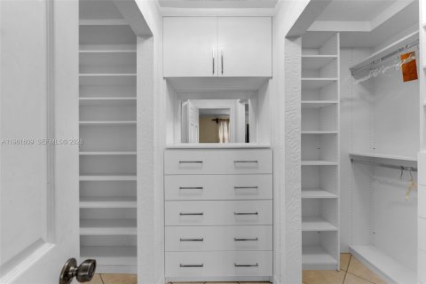 Townhouse in Cutler Bay, Florida 4 bedrooms, 179.67 sq.m. № 2043729 - photo 24