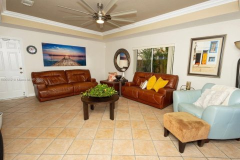 House in Miami, Florida 3 bedrooms, 247.4 sq.m. № 1739153 - photo 8
