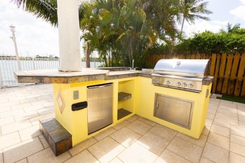 House in Miami, Florida 3 bedrooms, 247.4 sq.m. № 1739153 - photo 21