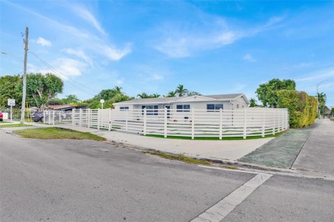 Casa en alquiler en Miami, Florida, 4 dormitorios, 159.51 m2 № 2031310 - foto 2