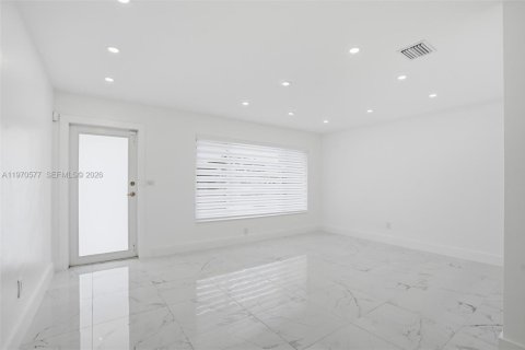 Casa en alquiler en Miami, Florida, 4 dormitorios, 159.51 m2 № 2031310 - foto 7