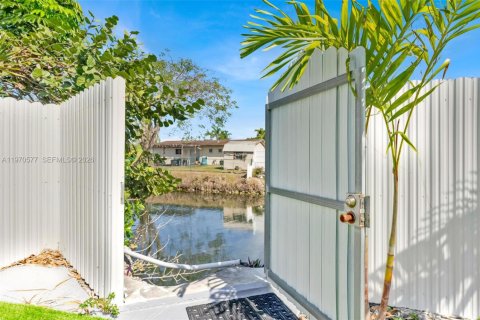 Casa en alquiler en Miami, Florida, 4 dormitorios, 159.51 m2 № 2031310 - foto 25