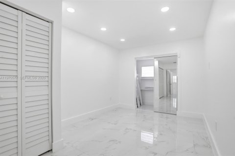 Casa en alquiler en Miami, Florida, 4 dormitorios, 159.51 m2 № 2031310 - foto 19