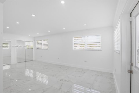 Casa en alquiler en Miami, Florida, 4 dormitorios, 159.51 m2 № 2031310 - foto 10