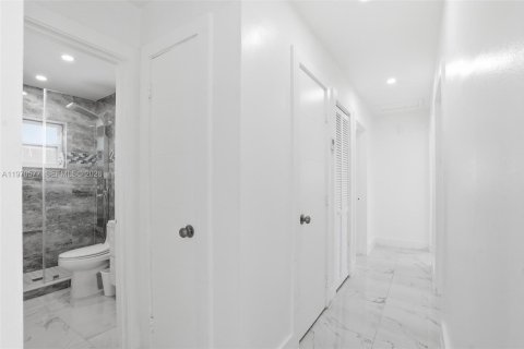 Casa en alquiler en Miami, Florida, 4 dormitorios, 159.51 m2 № 2031310 - foto 13