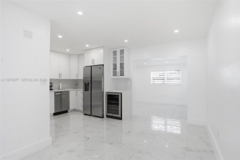 Casa en alquiler en Miami, Florida, 4 dormitorios, 159.51 m2 № 2031310 - foto 9