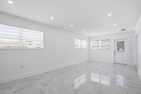 Casa en alquiler en Miami, Florida, 4 dormitorios, 159.51 m2 № 2031310 - foto 11
