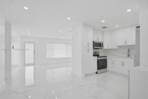 Casa en alquiler en Miami, Florida, 4 dormitorios, 159.51 m2 № 2031310 - foto 6