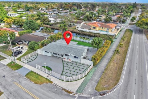 Casa en Miami, Florida 4 dormitorios, 159.51 m2 № 2031310