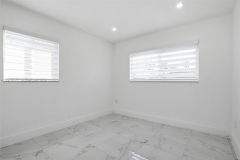 Casa en alquiler en Miami, Florida, 4 dormitorios, 159.51 m2 № 2031310 - foto 16