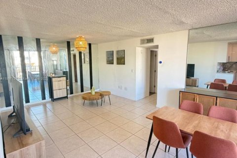 Condominio en alquiler en Miami, Florida, 2 dormitorios, 80.82 m2 № 1948718 - foto 5