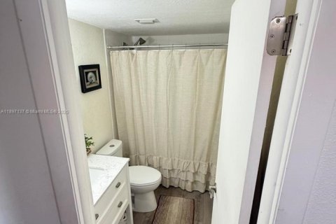 Condominio en alquiler en Miami, Florida, 2 dormitorios, 80.82 m2 № 1948718 - foto 14