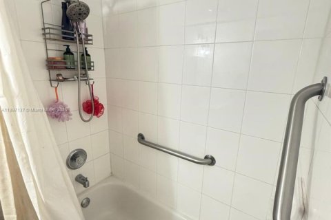 Condominio en alquiler en Miami, Florida, 2 dormitorios, 80.82 m2 № 1948718 - foto 16