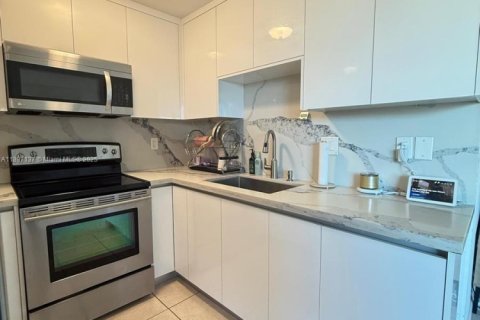 Condominio en alquiler en Miami, Florida, 2 dormitorios, 80.82 m2 № 1948718 - foto 1