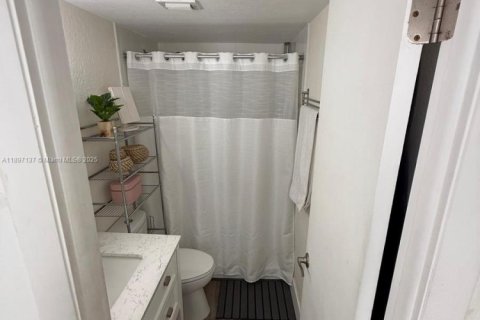 Condominio en alquiler en Miami, Florida, 2 dormitorios, 80.82 m2 № 1948718 - foto 13