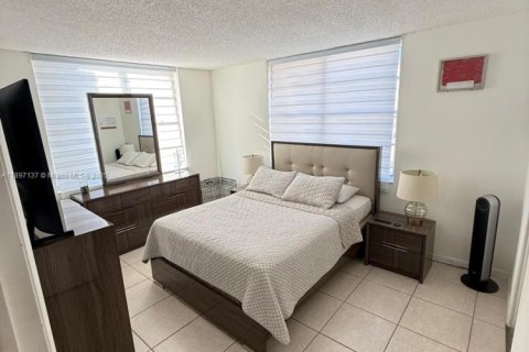 Condominio en alquiler en Miami, Florida, 2 dormitorios, 80.82 m2 № 1948718 - foto 10