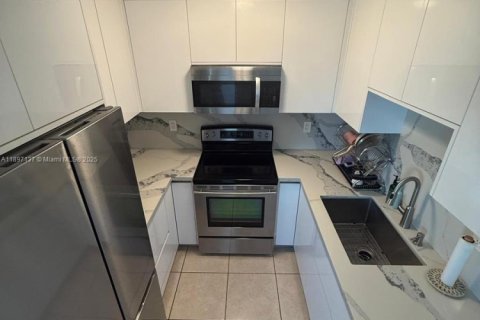 Condominio en alquiler en Miami, Florida, 2 dormitorios, 80.82 m2 № 1948718 - foto 2