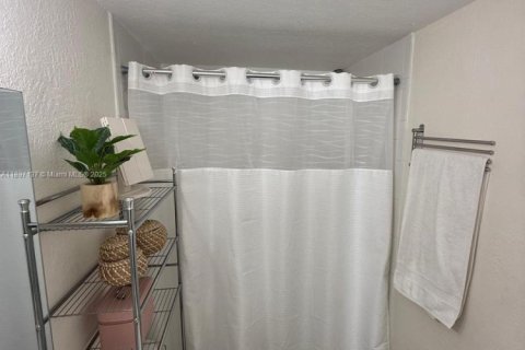Condominio en alquiler en Miami, Florida, 2 dormitorios, 80.82 m2 № 1948718 - foto 12