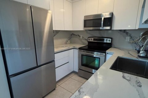 Condominio en alquiler en Miami, Florida, 2 dormitorios, 80.82 m2 № 1948718 - foto 3