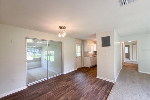 House in Eustis, Florida 3 bedrooms, 135.54 sq.m. № 2394103 - photo 3