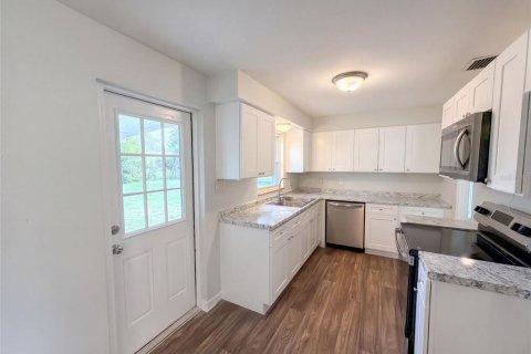 House in Eustis, Florida 3 bedrooms, 135.54 sq.m. № 2394103 - photo 2