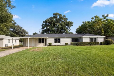 House in Eustis, Florida 3 bedrooms, 135.54 sq.m. № 2394103