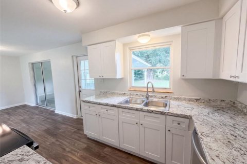 House in Eustis, Florida 3 bedrooms, 135.54 sq.m. № 2394103 - photo 6