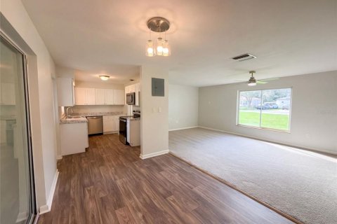 House in Eustis, Florida 3 bedrooms, 135.54 sq.m. № 2394103 - photo 7